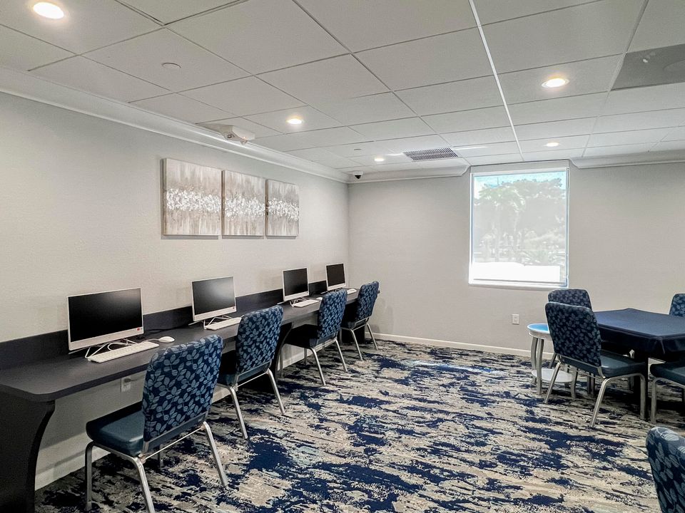 For Sale: $249,990 (2 beds, 2 baths, 990 Square Feet)