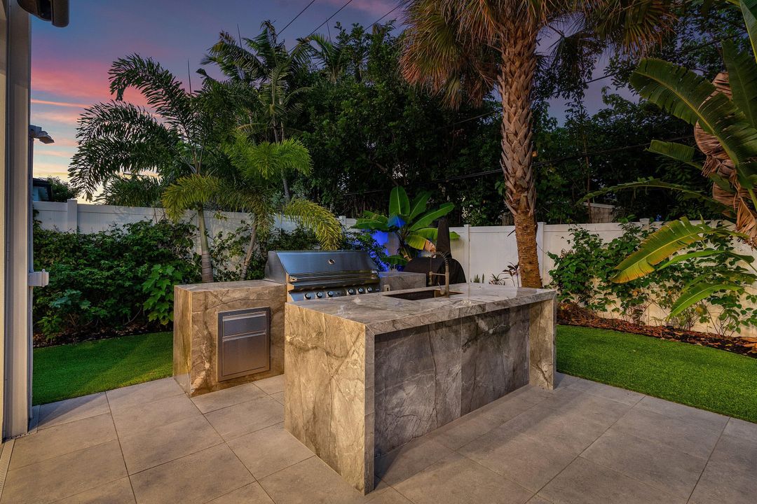 For Sale: $6,895,000 (6 beds, 6 baths, 4916 Square Feet)