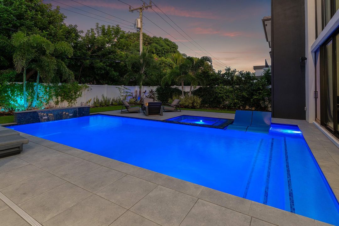 For Sale: $6,895,000 (6 beds, 6 baths, 4916 Square Feet)