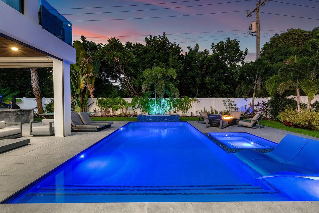 For Sale: $6,895,000 (6 beds, 6 baths, 4916 Square Feet)