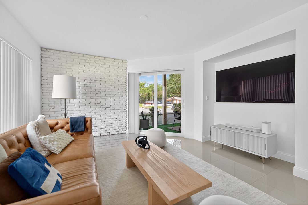 Под контрактом: $1,895 (2 спален, 2 ванн, 906 Квадратных фут)