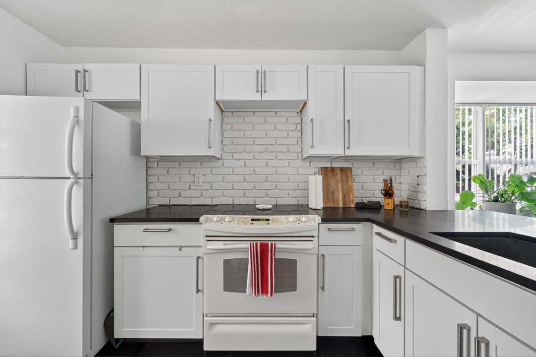 Под контрактом: $1,895 (2 спален, 2 ванн, 906 Квадратных фут)