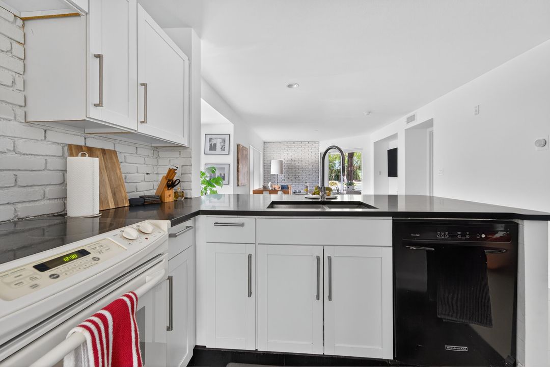 Под контрактом: $1,895 (2 спален, 2 ванн, 906 Квадратных фут)