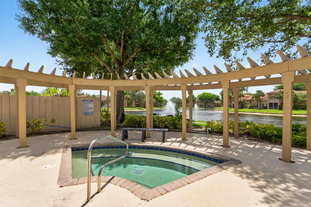 Под контрактом: $1,895 (2 спален, 2 ванн, 906 Квадратных фут)