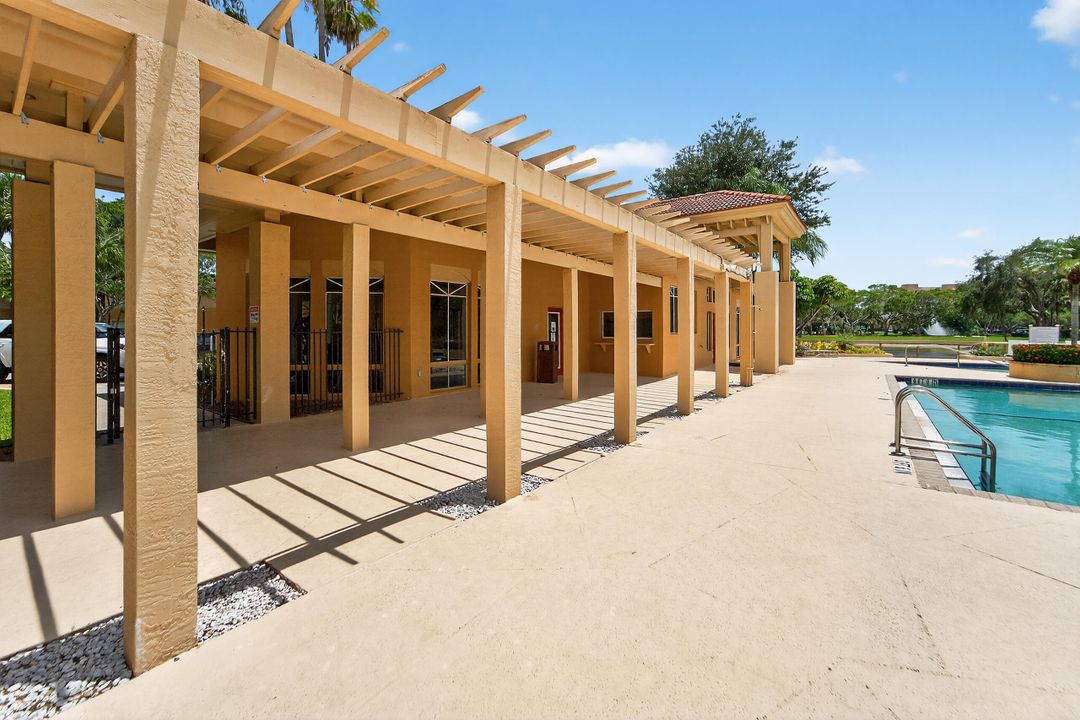 Под контрактом: $1,895 (2 спален, 2 ванн, 906 Квадратных фут)