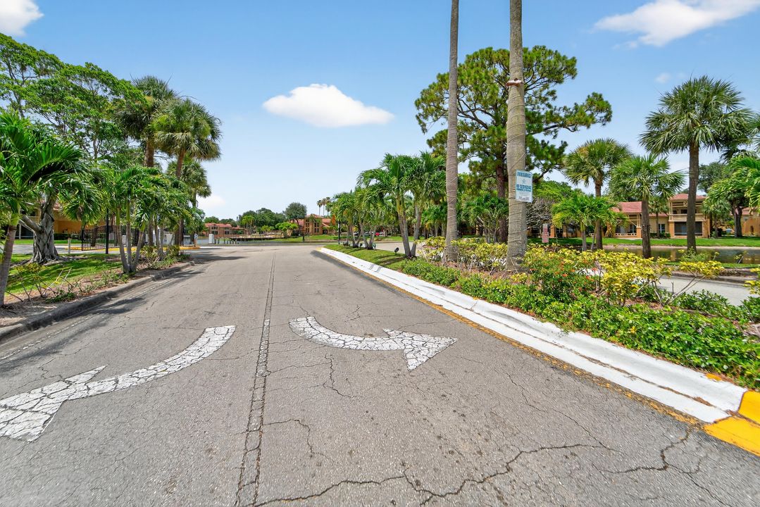 Под контрактом: $1,895 (2 спален, 2 ванн, 906 Квадратных фут)