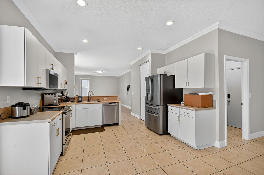 For Sale: $570,000 (4 beds, 2 baths, 2565 Square Feet)