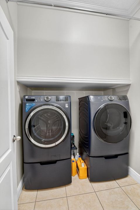 For Sale: $570,000 (4 beds, 2 baths, 2565 Square Feet)