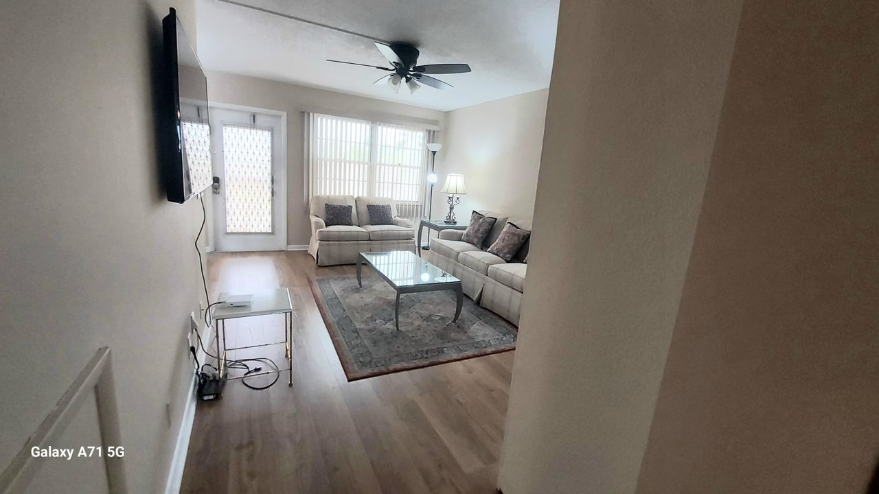 For Rent: $1,800 (2 beds, 2 baths, 916 Square Feet)