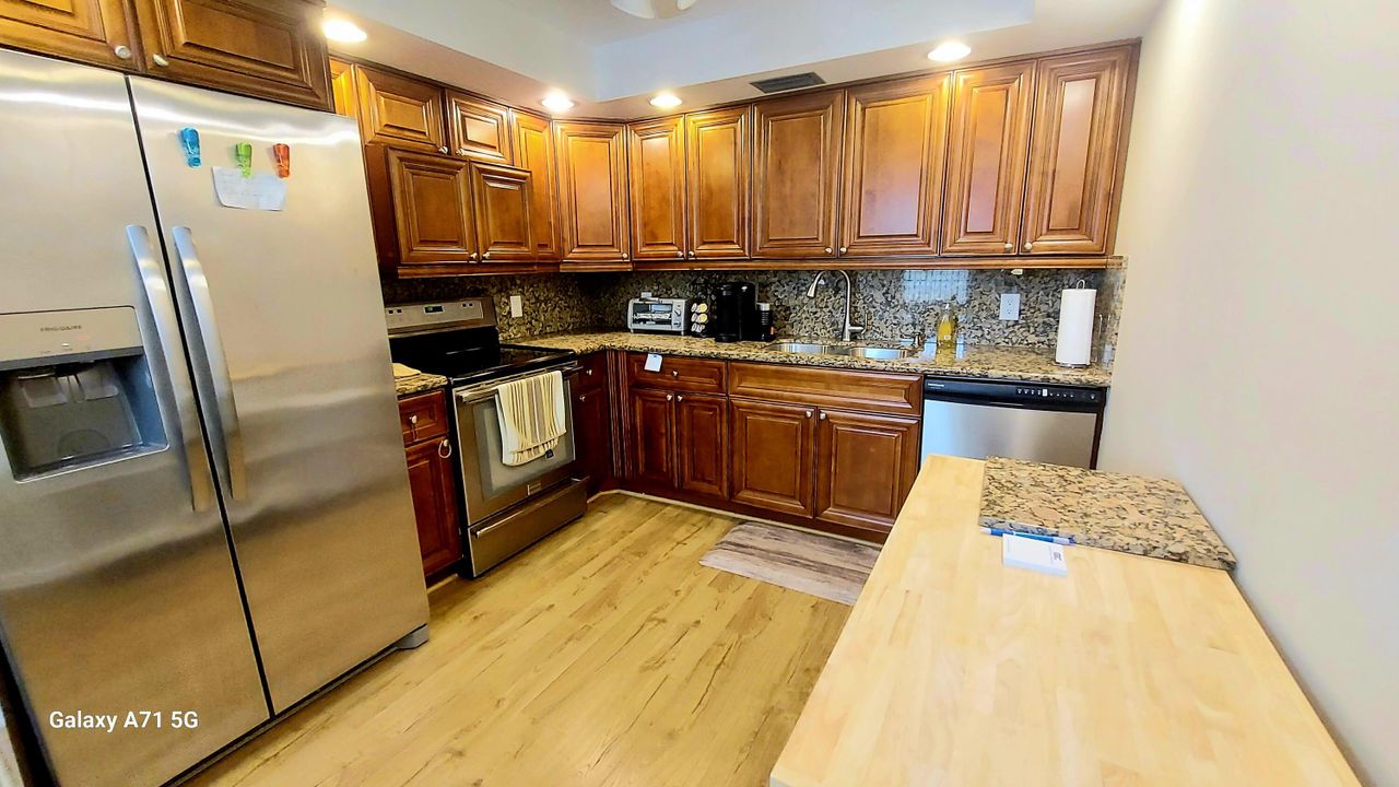 For Rent: $1,800 (2 beds, 2 baths, 916 Square Feet)