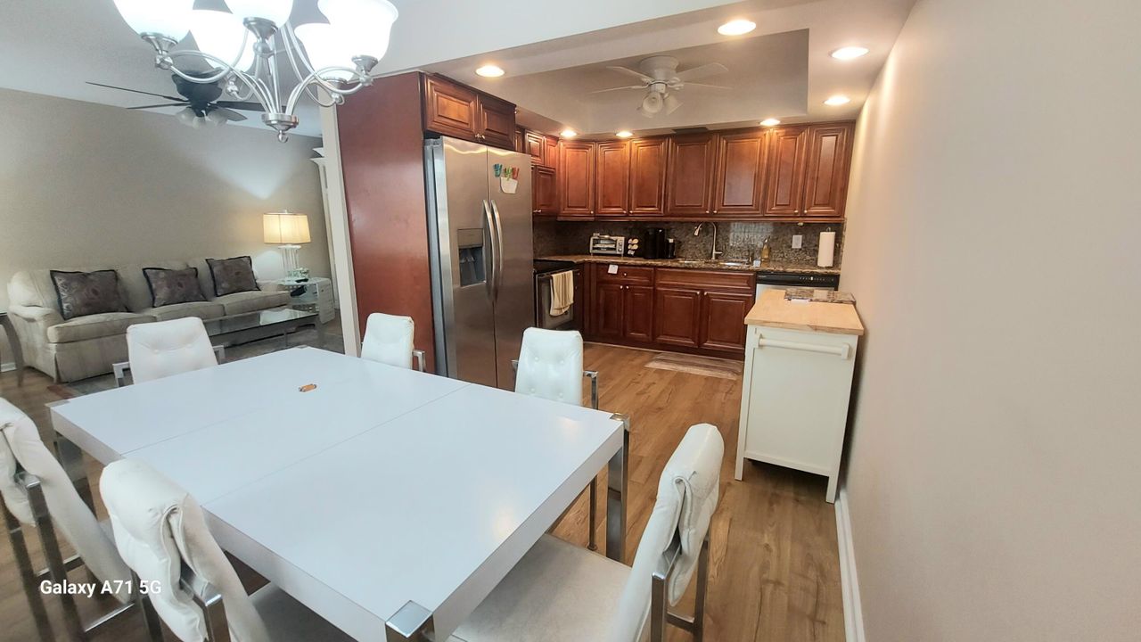 For Rent: $1,800 (2 beds, 2 baths, 916 Square Feet)