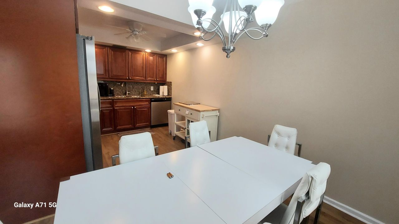 For Rent: $1,800 (2 beds, 2 baths, 916 Square Feet)