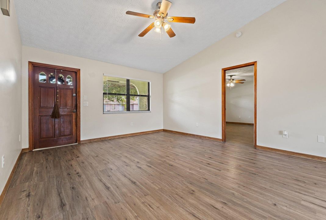 合同活跃: $329,500 (3 贝兹, 2 浴室, 1224 平方英尺)