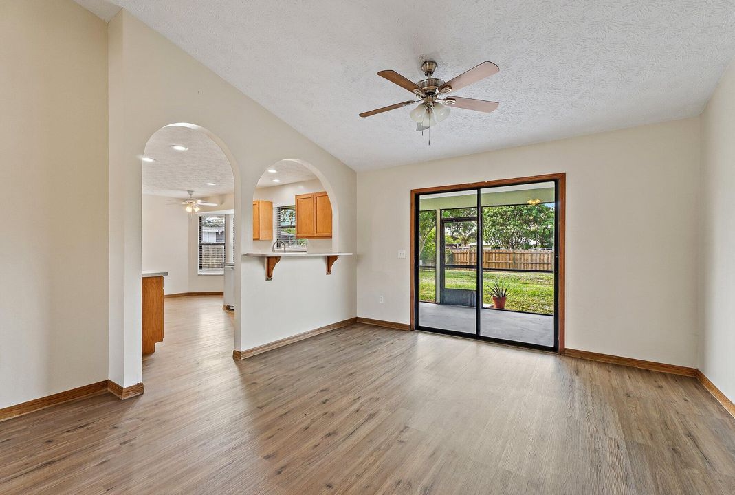 合同活跃: $329,500 (3 贝兹, 2 浴室, 1224 平方英尺)