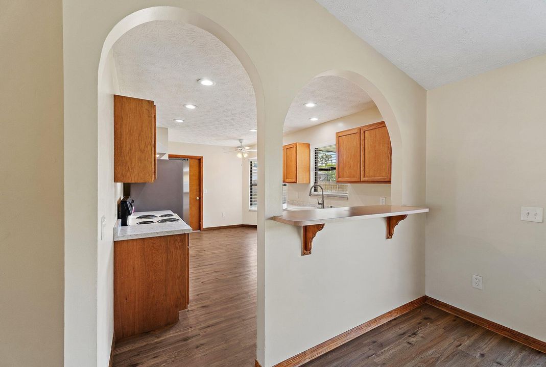 合同活跃: $329,500 (3 贝兹, 2 浴室, 1224 平方英尺)