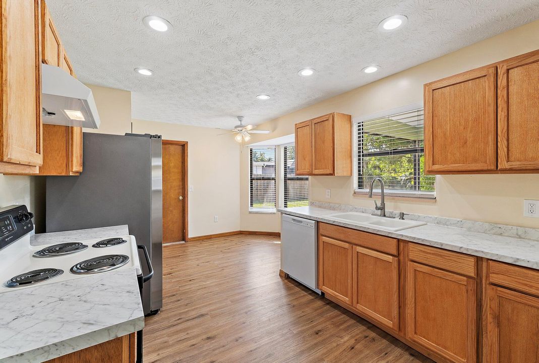 合同活跃: $329,500 (3 贝兹, 2 浴室, 1224 平方英尺)