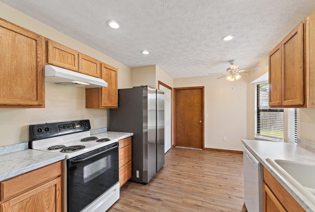 合同活跃: $329,500 (3 贝兹, 2 浴室, 1224 平方英尺)