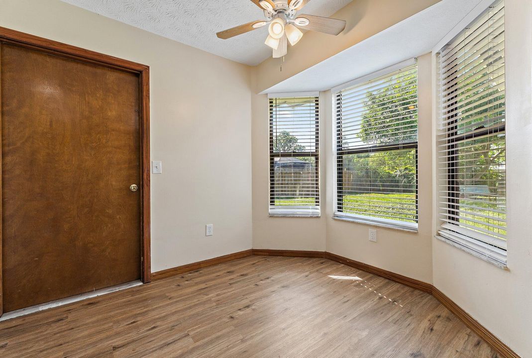 合同活跃: $329,500 (3 贝兹, 2 浴室, 1224 平方英尺)