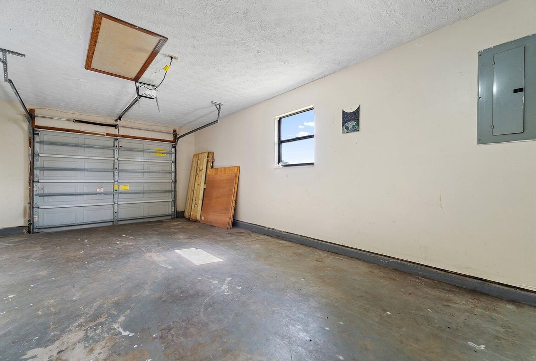 合同活跃: $329,500 (3 贝兹, 2 浴室, 1224 平方英尺)