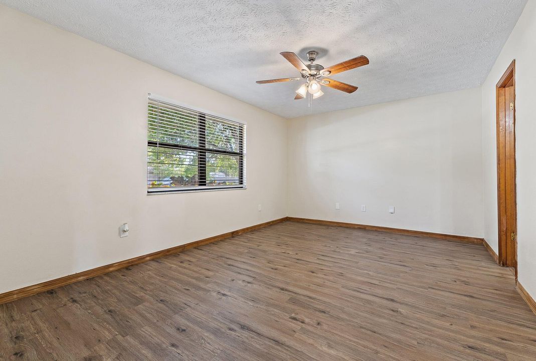 合同活跃: $329,500 (3 贝兹, 2 浴室, 1224 平方英尺)