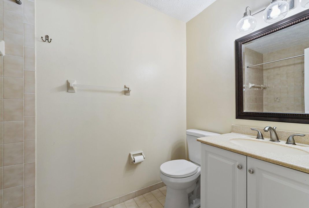 合同活跃: $329,500 (3 贝兹, 2 浴室, 1224 平方英尺)