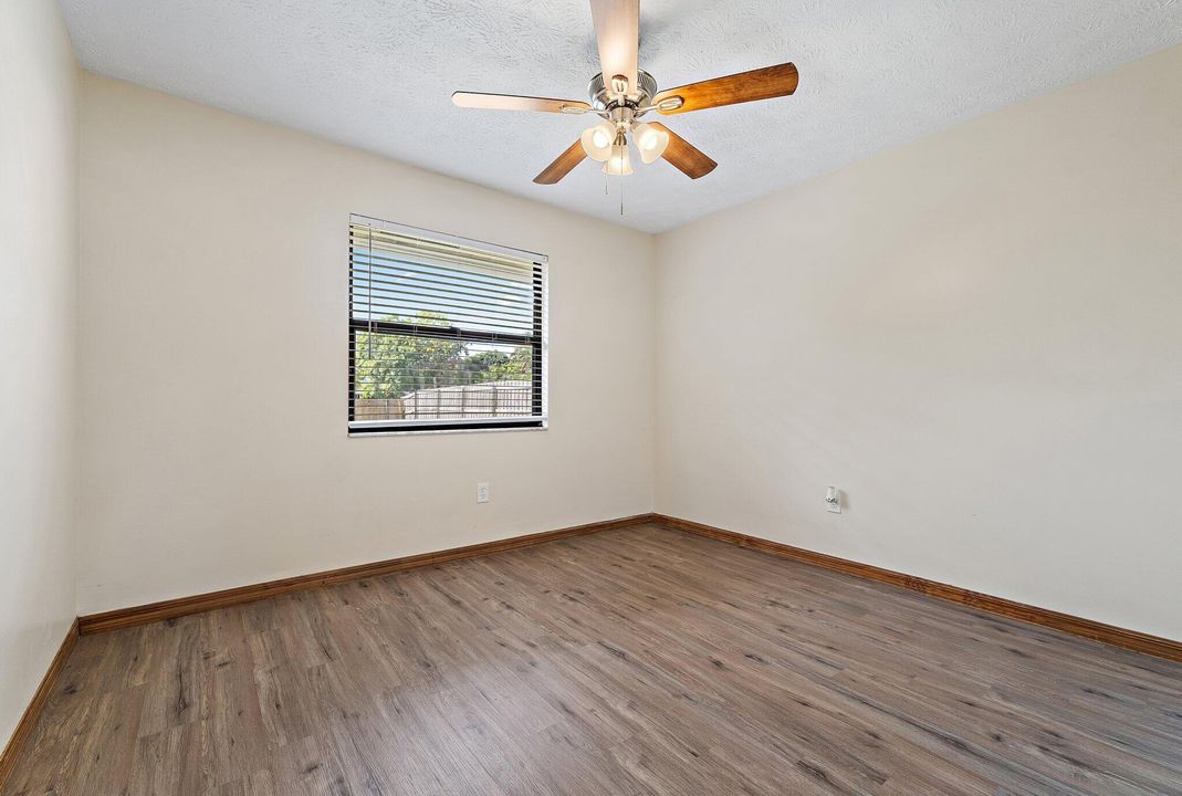 合同活跃: $329,500 (3 贝兹, 2 浴室, 1224 平方英尺)