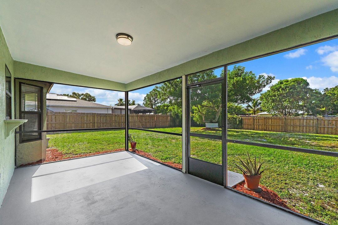 合同活跃: $329,500 (3 贝兹, 2 浴室, 1224 平方英尺)