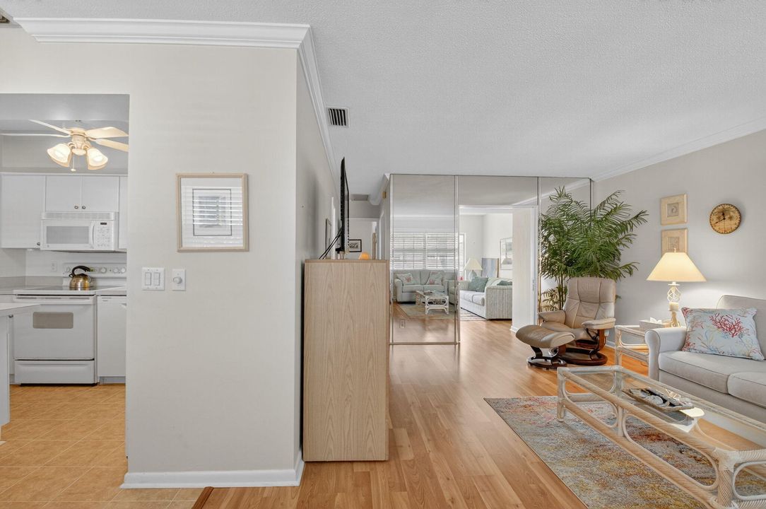 На продажу: $249,000 (2 спален, 1 ванн, 1011 Квадратных фут)