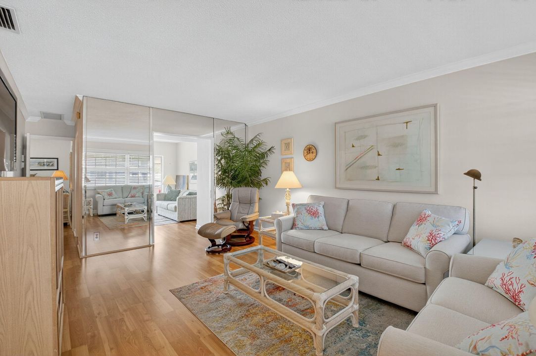 На продажу: $249,000 (2 спален, 1 ванн, 1011 Квадратных фут)