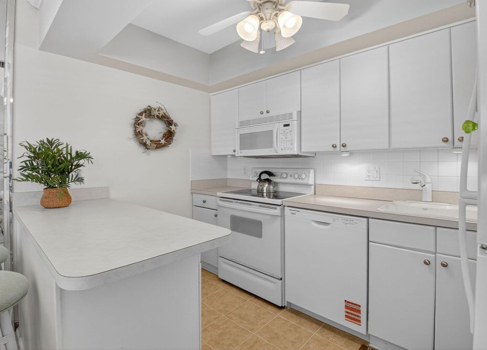 На продажу: $249,000 (2 спален, 1 ванн, 1011 Квадратных фут)