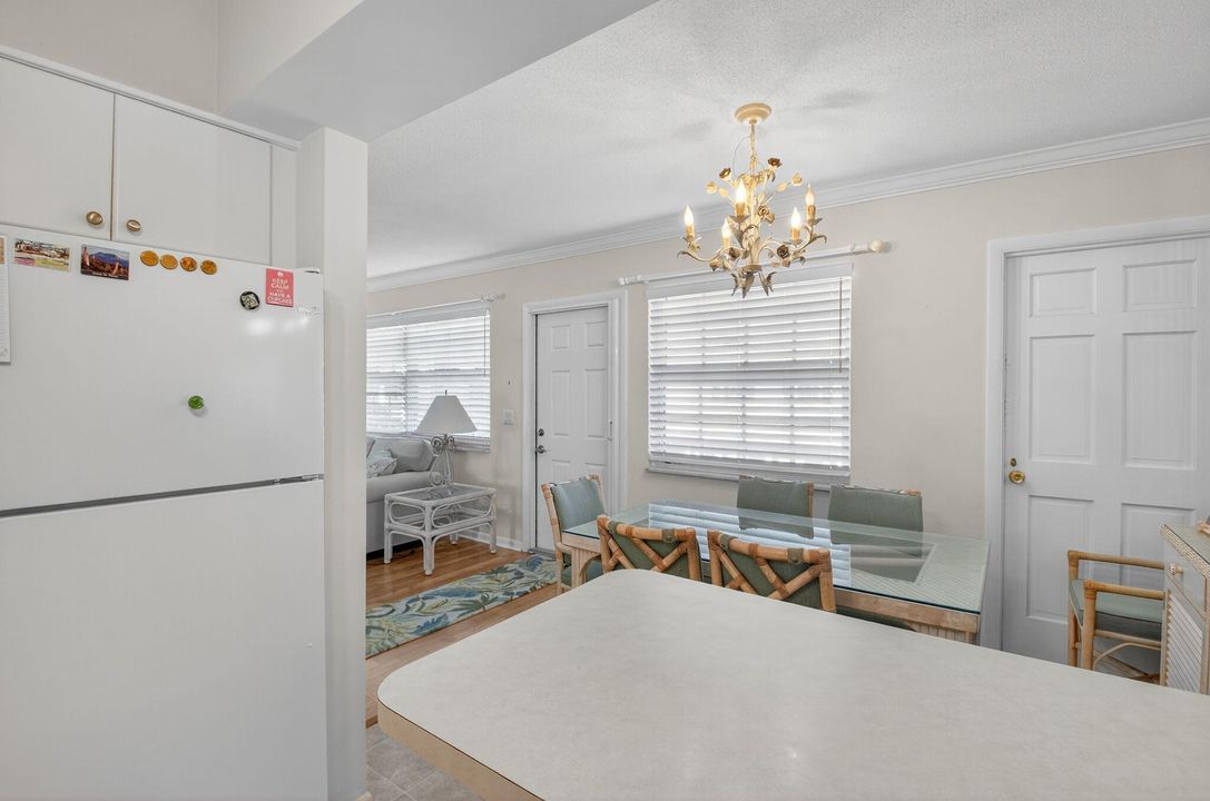 На продажу: $249,000 (2 спален, 1 ванн, 1011 Квадратных фут)