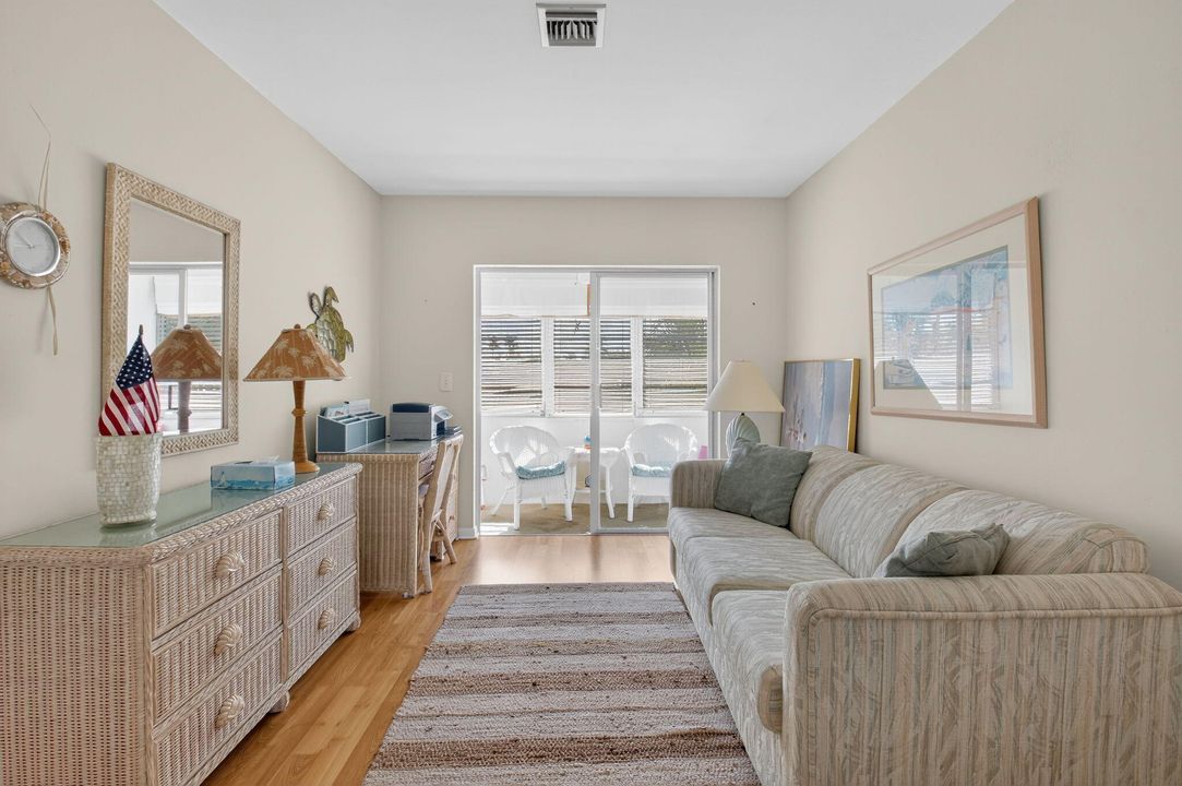 На продажу: $249,000 (2 спален, 1 ванн, 1011 Квадратных фут)