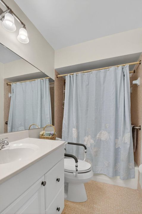 На продажу: $249,000 (2 спален, 1 ванн, 1011 Квадратных фут)