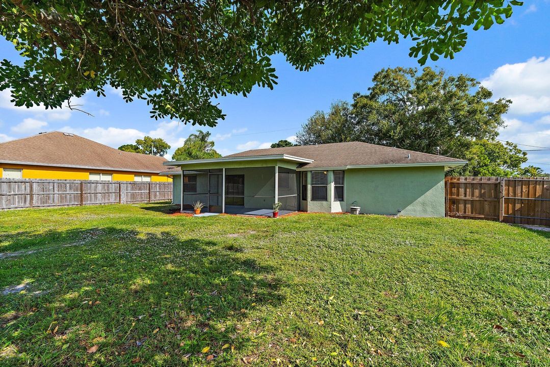 合同活跃: $329,500 (3 贝兹, 2 浴室, 1224 平方英尺)