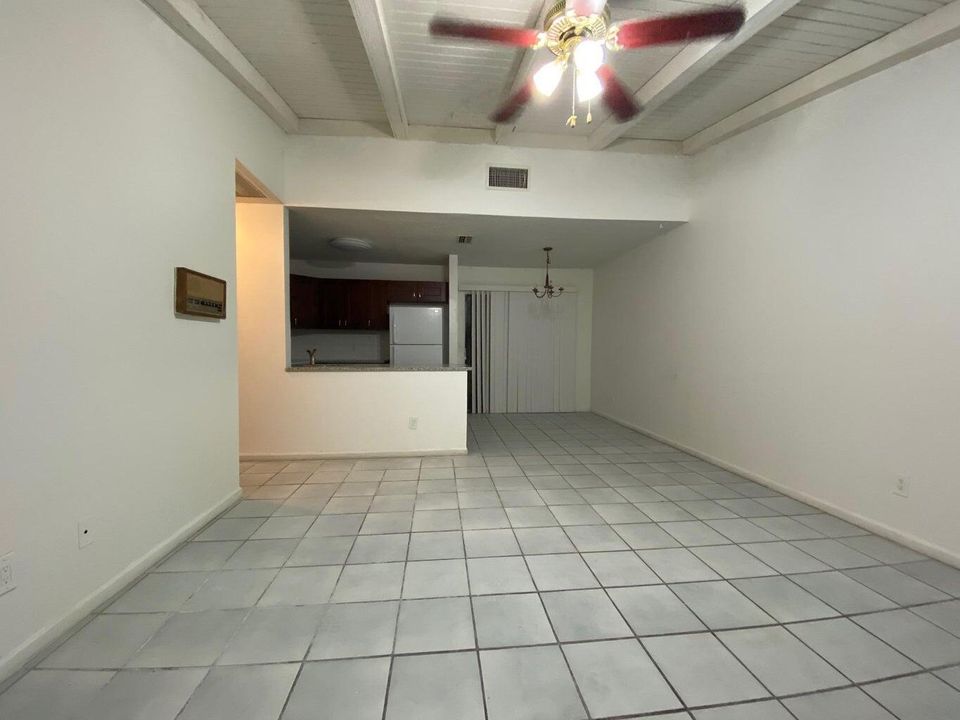 待售: $185,000 (2 贝兹, 1 浴室, 749 平方英尺)