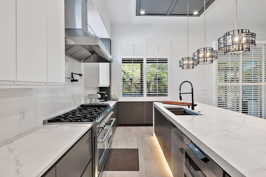 For Sale: $1,569,000 (4 beds, 5 baths, 3501 Square Feet)