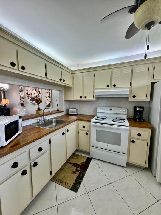 For Rent: $1,900 (2 beds, 2 baths, 790 Square Feet)