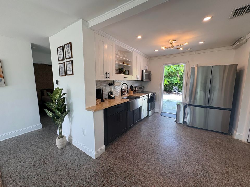 Recently Rented: $3,490 (3 beds, 2 baths, 1139 Square Feet)