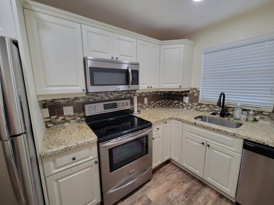 Active With Contract: $1,799 (1 beds, 1 baths, 719 Square Feet)