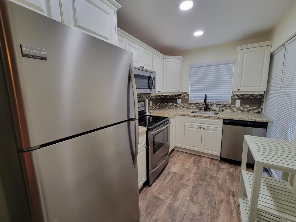 Active With Contract: $1,799 (1 beds, 1 baths, 719 Square Feet)