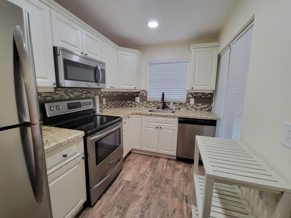 Active With Contract: $1,799 (1 beds, 1 baths, 719 Square Feet)