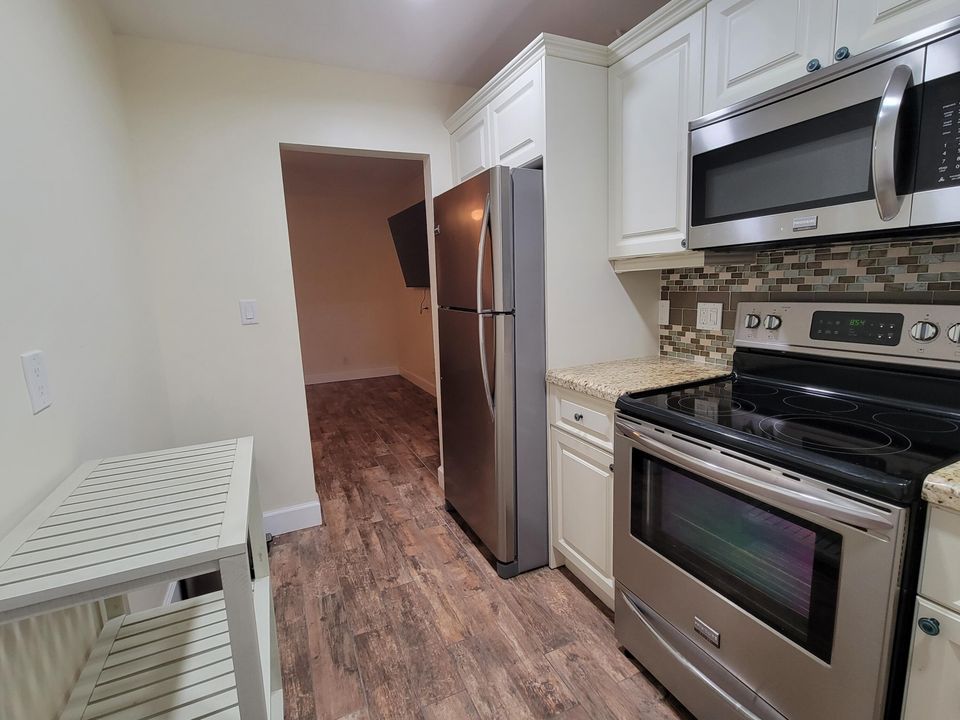 Active With Contract: $1,799 (1 beds, 1 baths, 719 Square Feet)