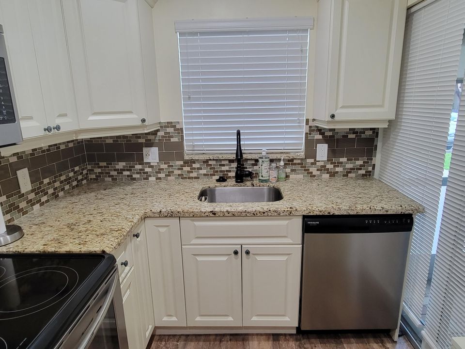 Active With Contract: $1,799 (1 beds, 1 baths, 719 Square Feet)