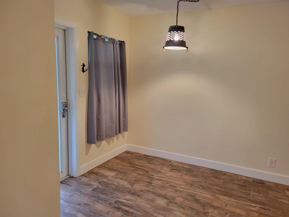 Active With Contract: $1,799 (1 beds, 1 baths, 719 Square Feet)