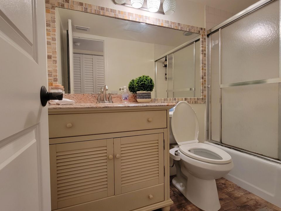 Active With Contract: $1,799 (1 beds, 1 baths, 719 Square Feet)