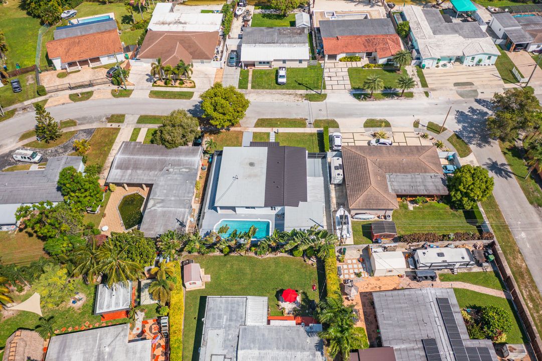 Под контрактом: $995,000 (5 спален, 3 ванн, 2382 Квадратных фут)