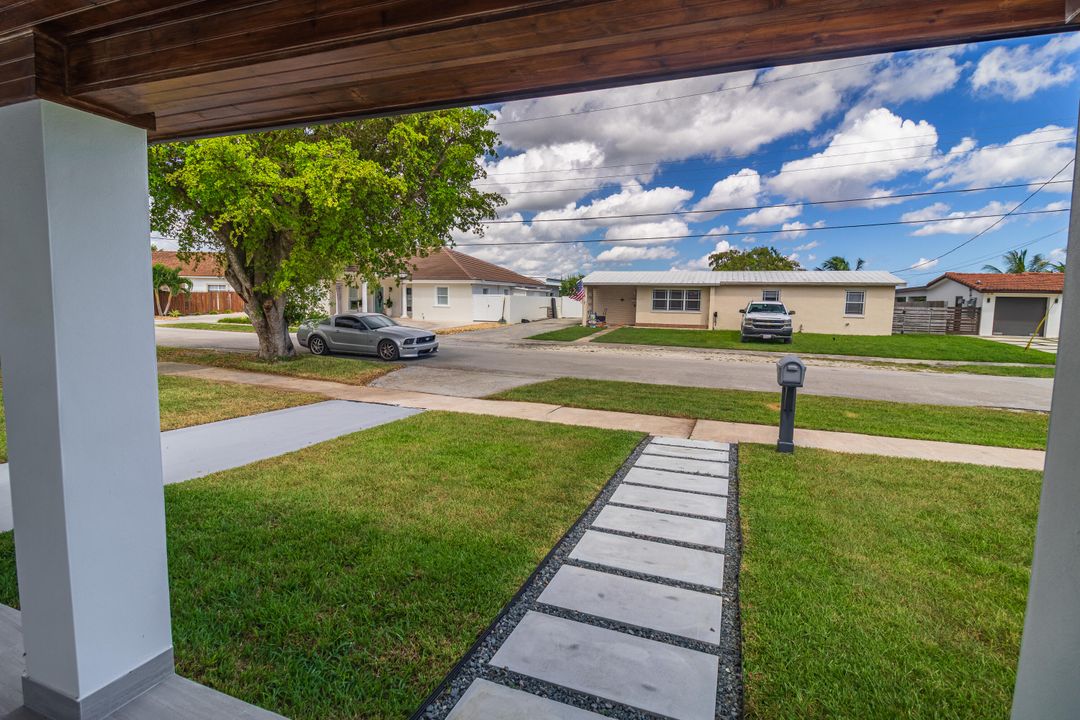 Под контрактом: $995,000 (5 спален, 3 ванн, 2382 Квадратных фут)