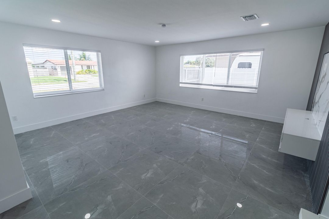 Под контрактом: $995,000 (5 спален, 3 ванн, 2382 Квадратных фут)