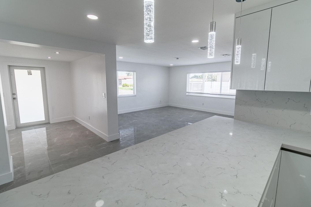 Под контрактом: $995,000 (5 спален, 3 ванн, 2382 Квадратных фут)