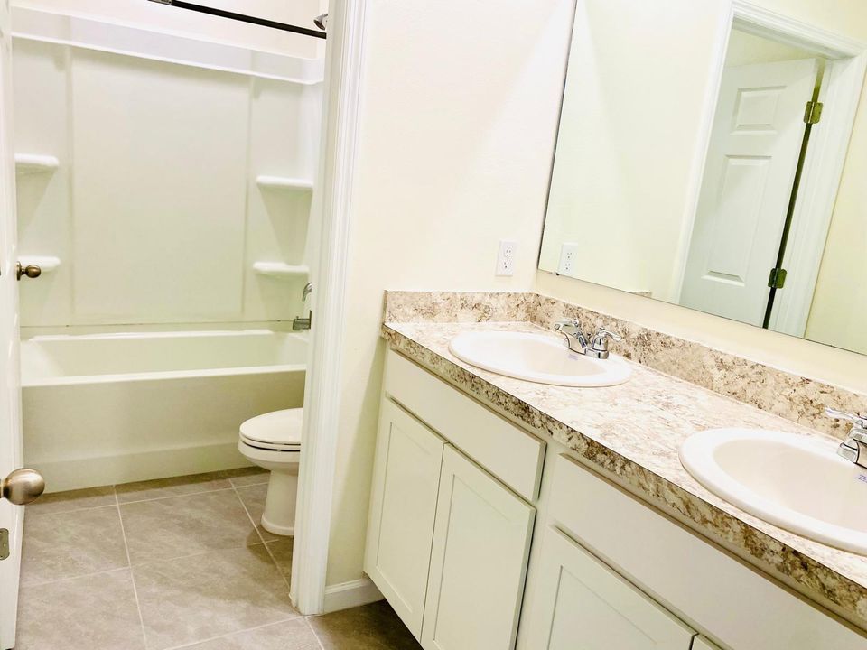 出租: $2,900 (5 贝兹, 3 浴室, 2725 平方英尺)